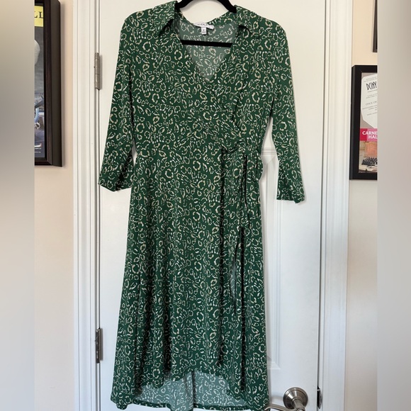Gilli Dresses & Skirts - NWOT Gilli Collared Faux Wrap Green and Cream Animal Print Dress